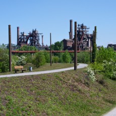 Gleisdamm mit Blick auf die Hochöfen