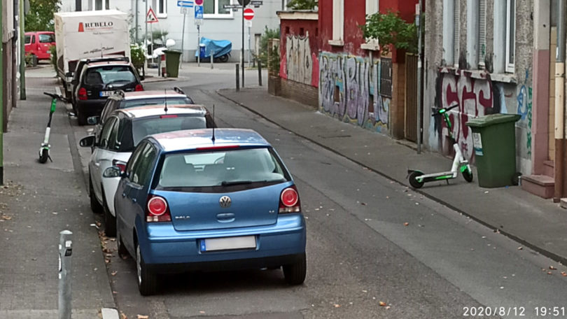 Straße mit unmöglich abgestellten E-Scootern