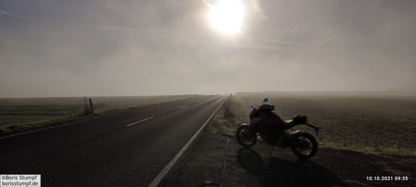 Landstraße bei Bad Camberg im Nebel