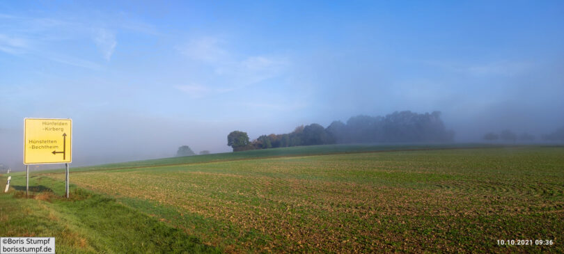 Landstraße bei Bad Camberg im Nebel