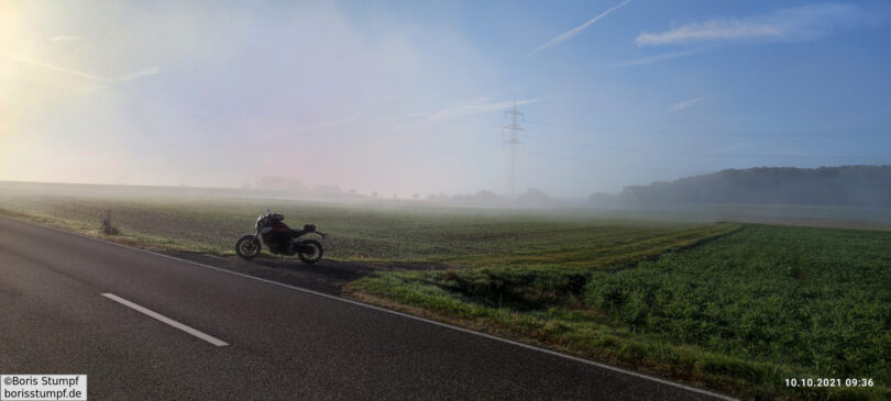 Landstraße bei Bad Camberg im Nebel