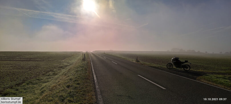 Landstraße bei Bad Camberg im Nebel