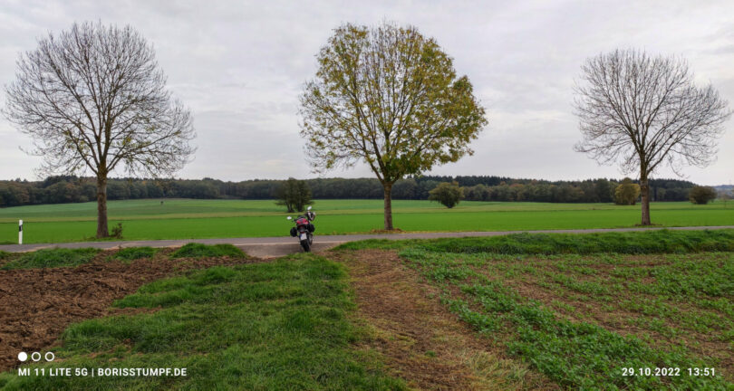 Landschaft an der Lahn mit Motorrad