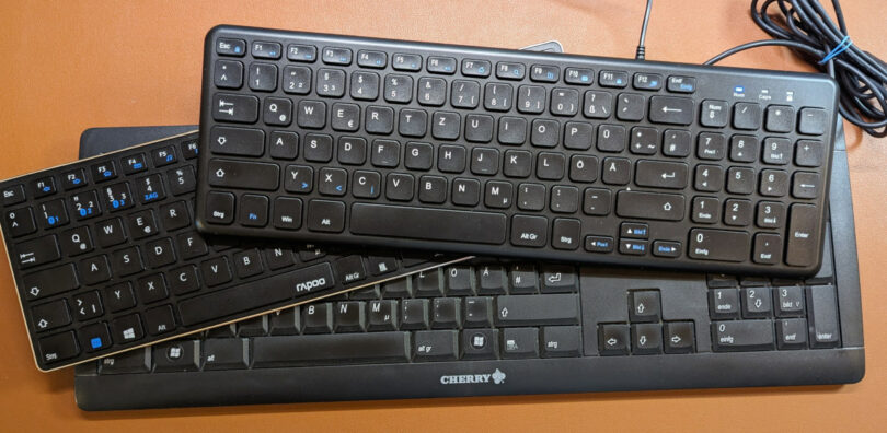 Drei schwarze Tastaturen übereinander gelegt